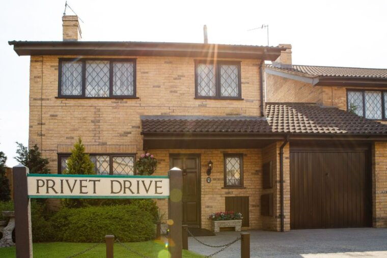 london-warner-bros-studio-harry-potter-tour-branded-bus