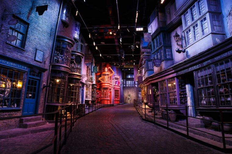 london-warner-bros-studio-tour-and-thames-river-cruise