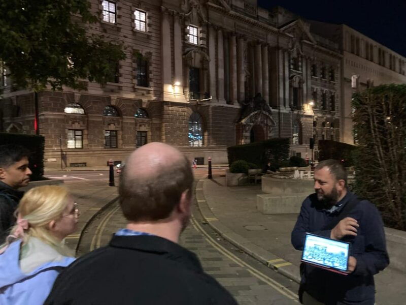 londons-ghosts-gruesome-past-nighttime-walking-tour-2
