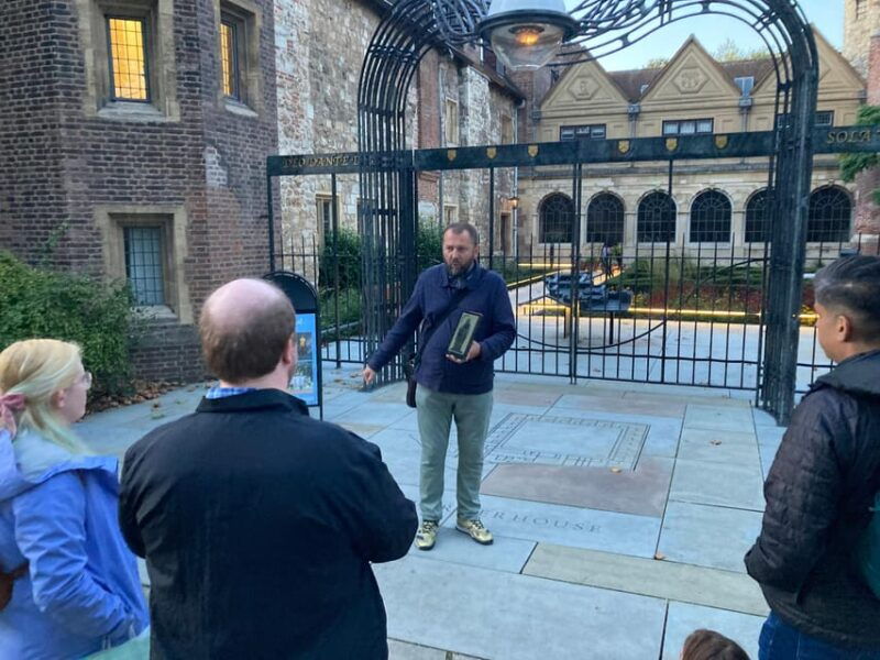 londons-ghosts-gruesome-past-nighttime-walking-tour-2