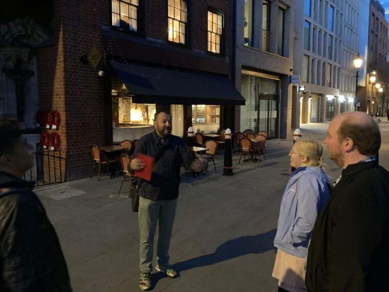 londons-ghosts-gruesome-past-nighttime-walking-tour-2
