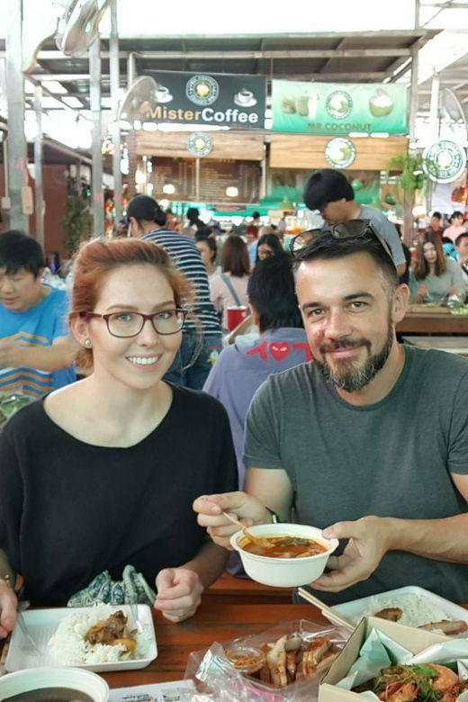 longtail-boat-adventure-to-the-local-weekend-floating-market