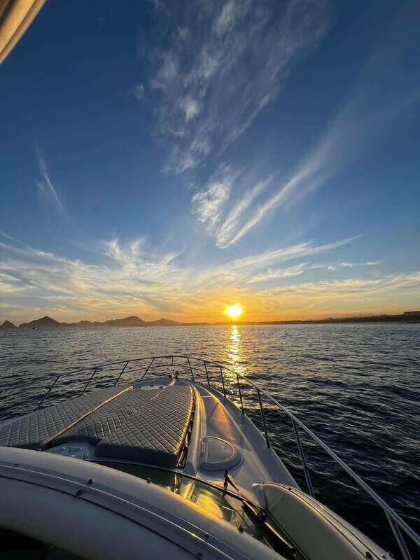 LOS CABOS: PRIVATE BAY AND ARCH TOUR. LUXURY YACHT - What Makes This Tour Stand Out?
