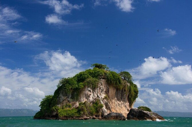 los-haitises-national-park-round-mountain-bacardi-island