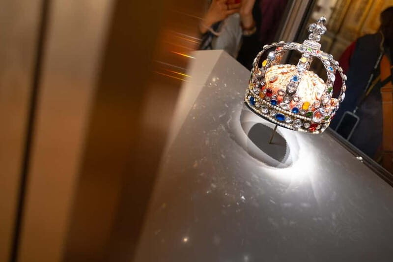 Louvre Art and Mysteries PVT Experience (FR RUS ENG ESP ARA) - Who Should Take This Tour?