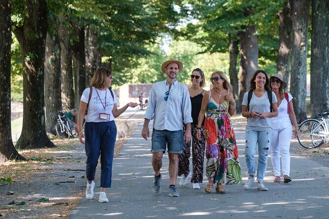 Lucca Aperitivo evening walk with food and wine for Small Groups - Key Points