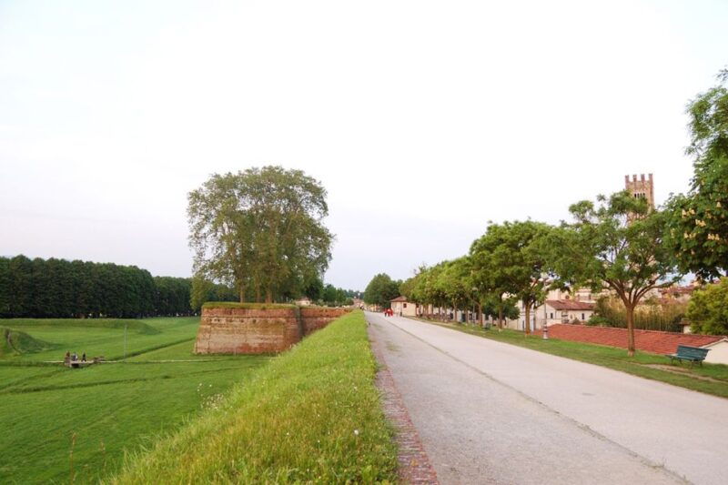 lucca-self-guided-bike-tour-to-villa-reale
