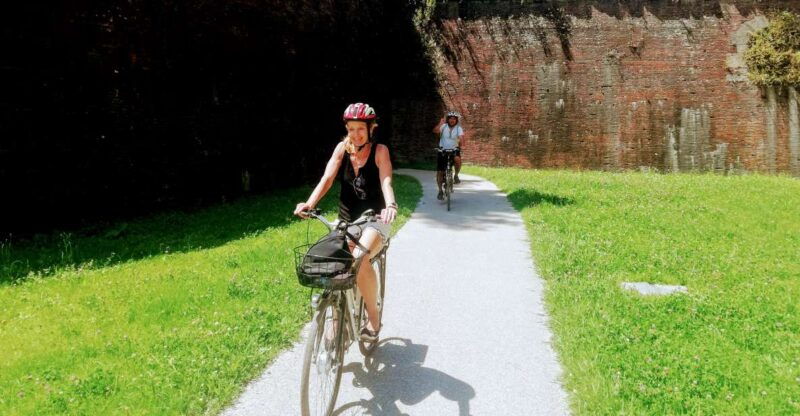 lucca-sightseeing-tour-by-e-bike-or-city-bike