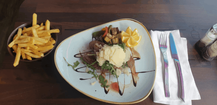 luxembourg-italian-style-dinner-in-a-vintage-bus