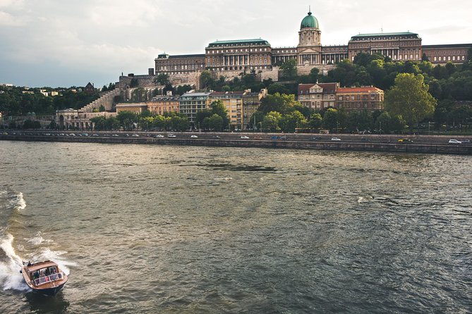 luxurious-private-day-cruise-with-a-water-limousine-on-the-danube