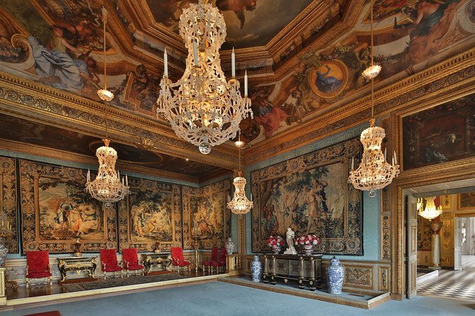 luxury-evening-dining-experience-at-chateau-de-vaux-le-vicomte