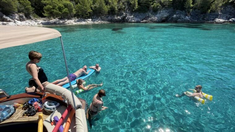 luxury-private-boat-tour-to-elaphiti-islands-4-hours