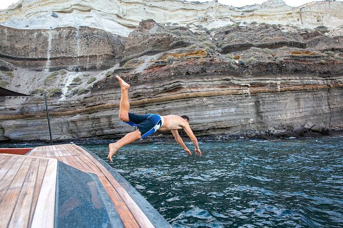 luxury-private-power-catamaran-tour-in-santorini-2