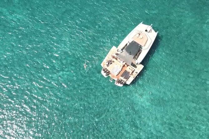 luxury-private-power-catamaran-tour-in-santorini