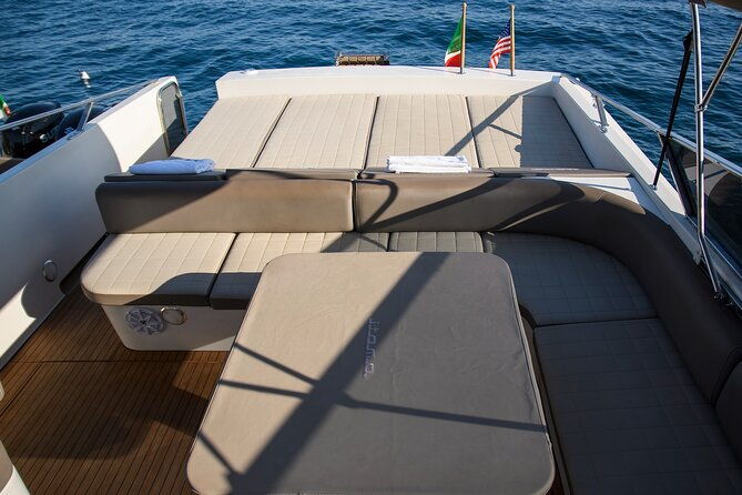 luxury-private-tour-to-capri-faraglioni-on-yacht-itama-45