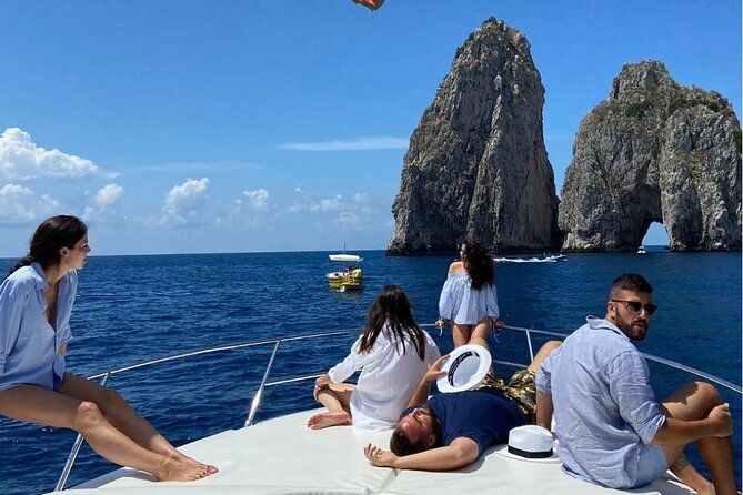 luxury-private-tour-to-capri-faraglioni-on-yacht-itama-45