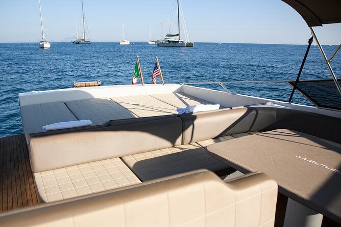 luxury-private-tour-to-capri-faraglioni-on-yacht-itama-45