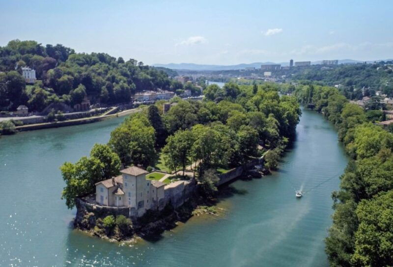 lyon-from-confluence-to-barbe-island-in-electric-boat