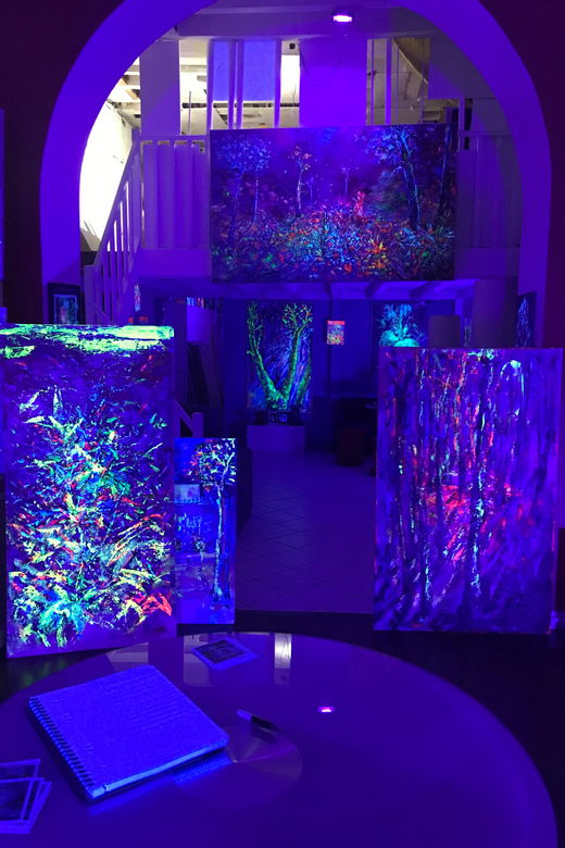 lyon-neon-painting-in-an-artists-studio-gallery