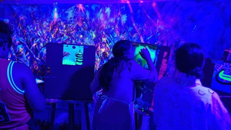 lyon-neon-painting-in-an-artists-studio-gallery