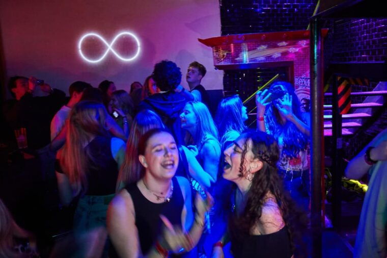 lyon-riviera-bar-crawl-party-with-free-shots-and-vip-entry