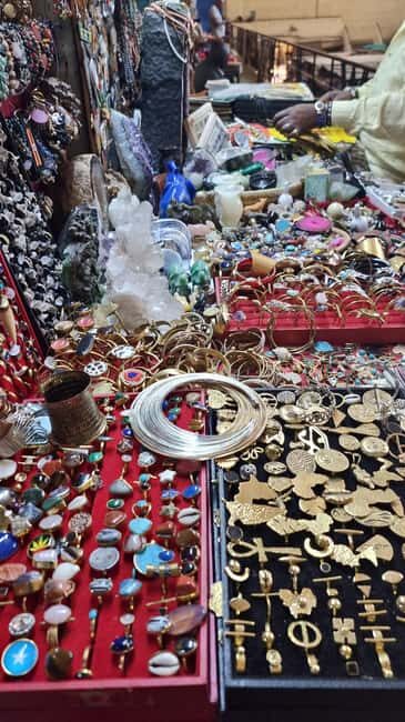 Maasai Market Souvenir Shopping - Key Points