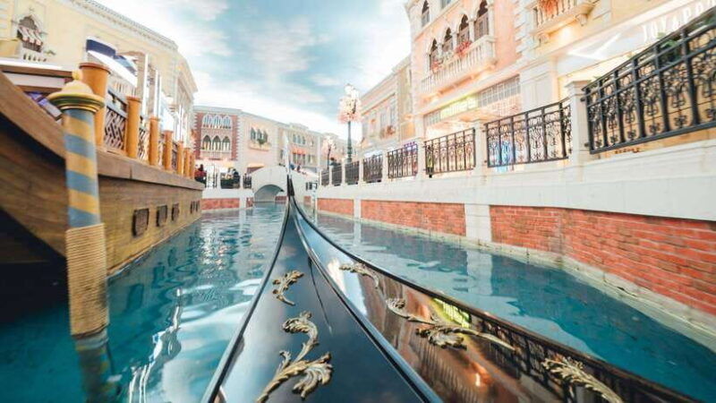 macau-venetian-style-gondola-ride