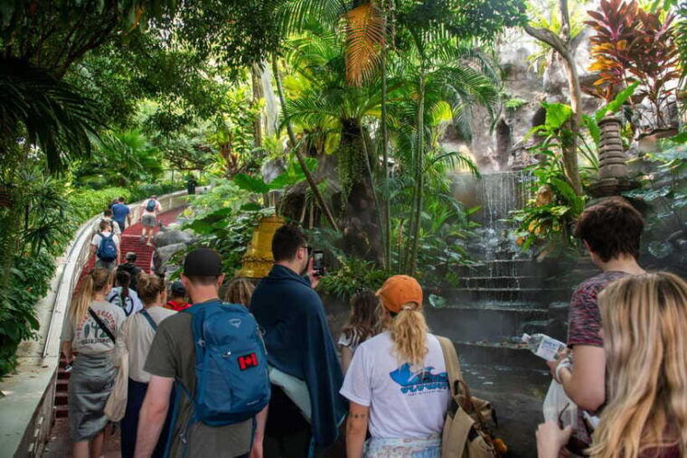 mad-monkey-bangkok-city-session-walking-tour