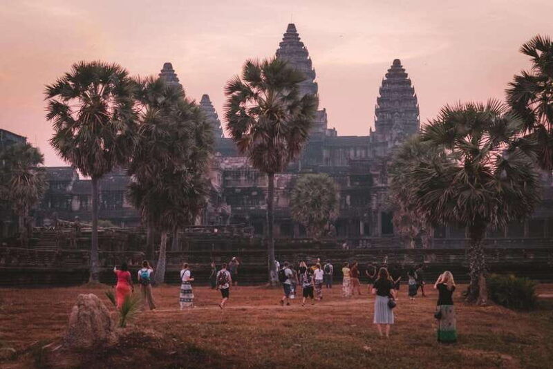 mad-monkey-siem-reap-sunrise-angkor-wat-temple-tour