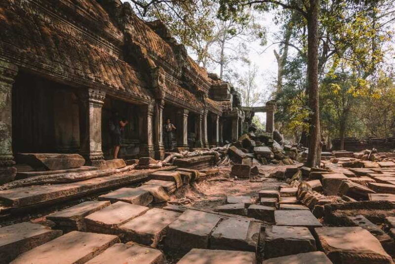 mad-monkey-siem-reap-sunrise-angkor-wat-temple-tour
