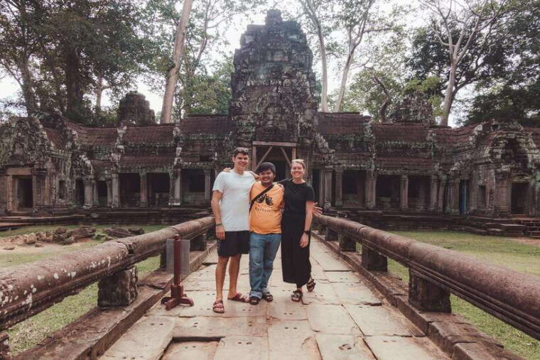 mad-monkey-siem-reap-sunrise-angkor-wat-temple-tour