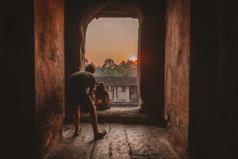 mad-monkey-siem-reap-sunrise-angkor-wat-temple-tour