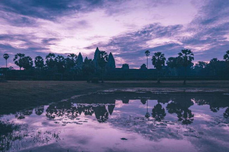 mad-monkey-siem-reap-sunrise-angkor-wat-temple-tour