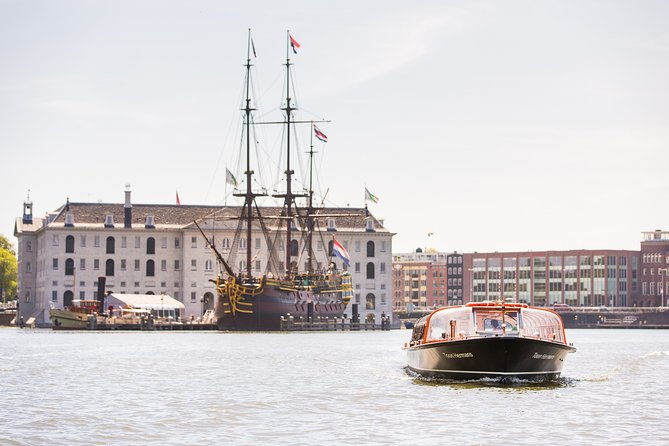 madame-tussauds-amsterdam-1-hour-canal-cruise-2