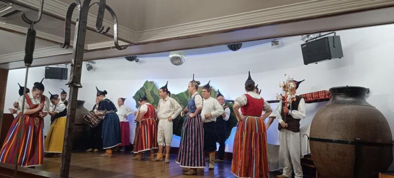 madeira-folk-dancing-show-and-traditional-local-dinner