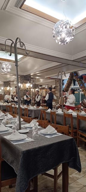madeira-folk-dancing-show-and-traditional-local-dinner