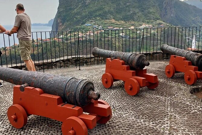 madeira-jeep-safari-to-pico-arieiro-santana-local-houses