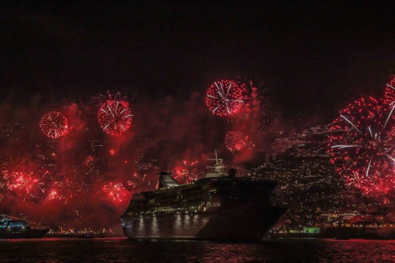 madeira-new-years-eve-fireworks-by-catamaran