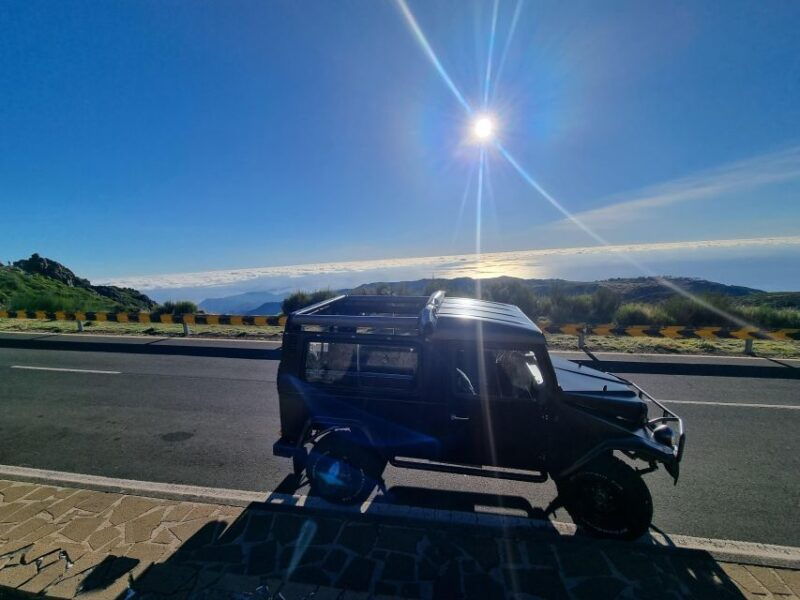 madeira-santana-pico-arieiro-walk-full-day-4x4-jeep-tour