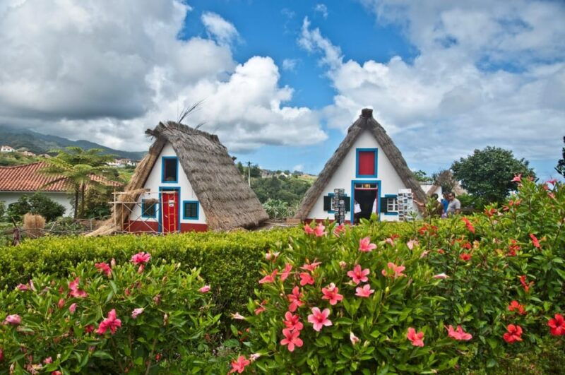 madeira-tour-santana-east-tour-straw-thatched-roofed-houses