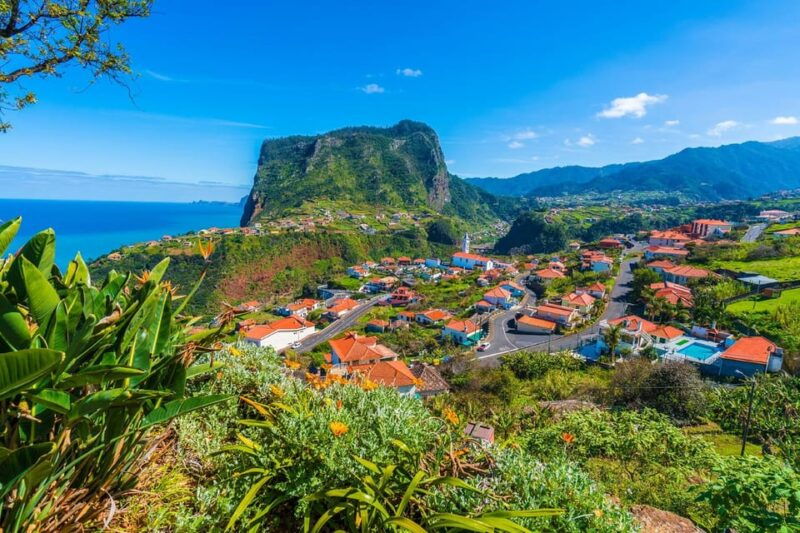 madeira-tour-santana-east-tour-straw-thatched-roofed-houses