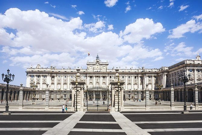 madrid-highlights-tour-with-santiago-bernabeu-stadium-entrance