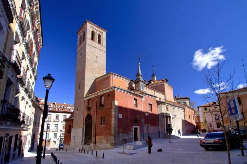 Madrid: La Latina Walking Tour with Tapas and Drink - The Guides and Their Role