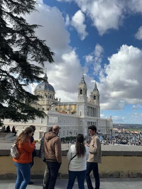 Madrid: Old Town Tour with Tapas Break - Key Points