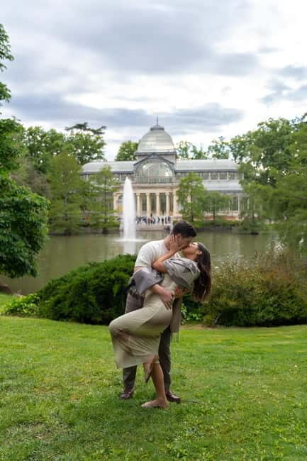 Madrid: Professional photoshoot in the Retiro park - Key Points