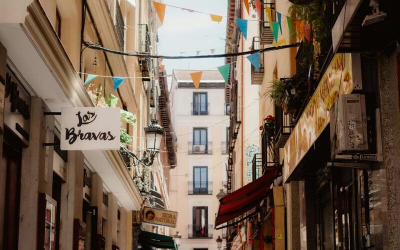 madrid-retro-tour-120-min-old-town-modern-madrid-surprise-destination