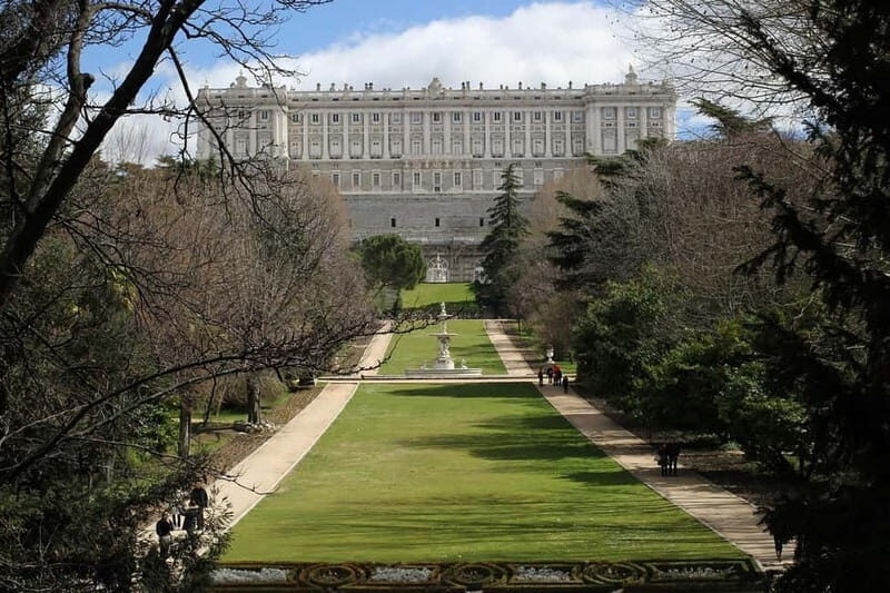 Madrid Retro Tour Madrid- 30 min - Discover Madrid in a Unique 30-Minute Electric Car Tour