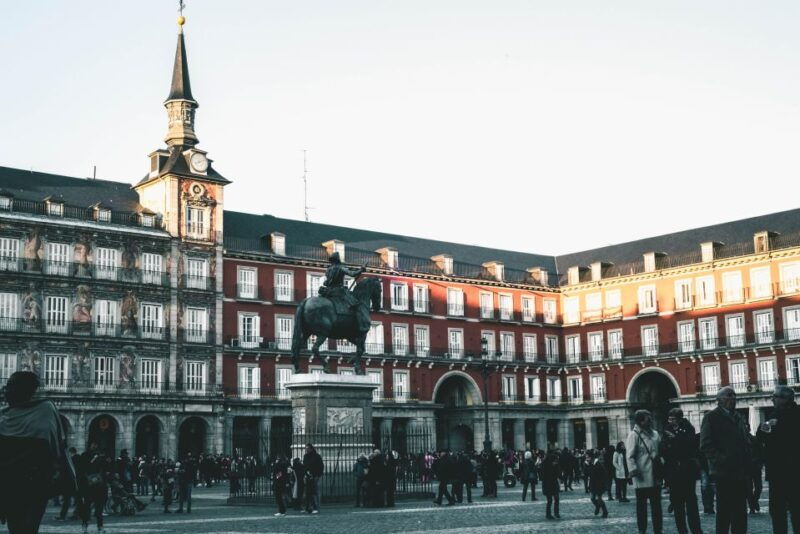 madrid-royal-palace-old-town-and-poets-district-tour