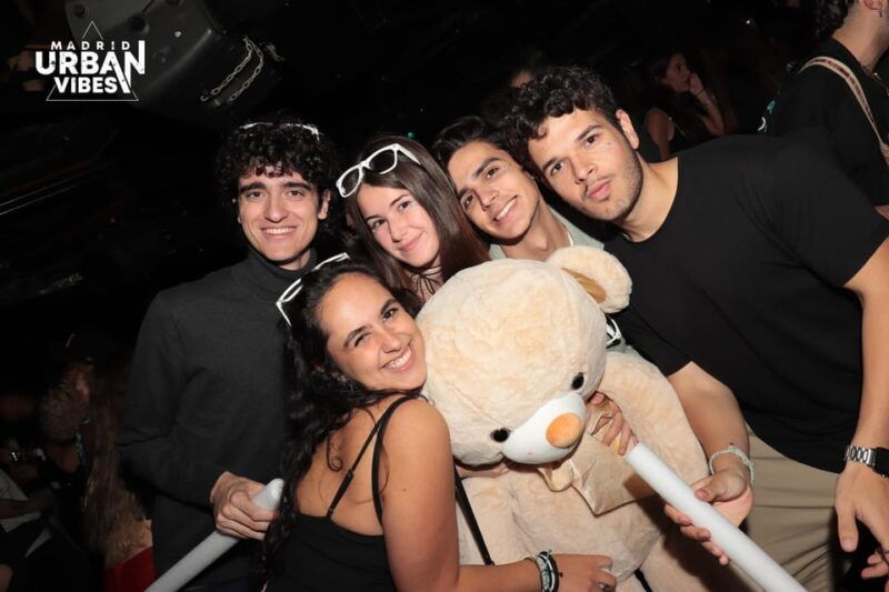 madrid-top-pub-crawl-with-drinks-and-nightclub-entry