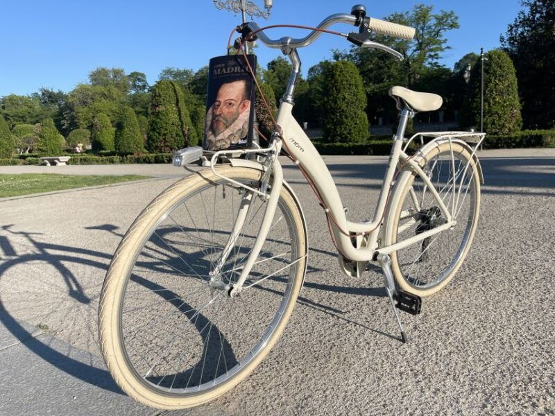 madrid-vintage-bike-rental-with-tourist-map